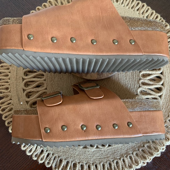 Corkys Wannabe Women’s 2” Platform Sandal - Picture 4 of 4